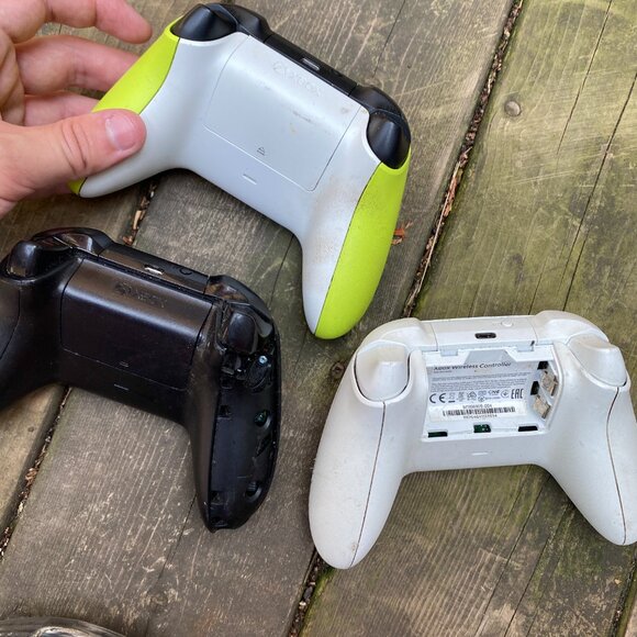 Lot of 3 Microsoft Xbox One Remote Controllers - Black, Volt Green, White - Picture 7 of 7